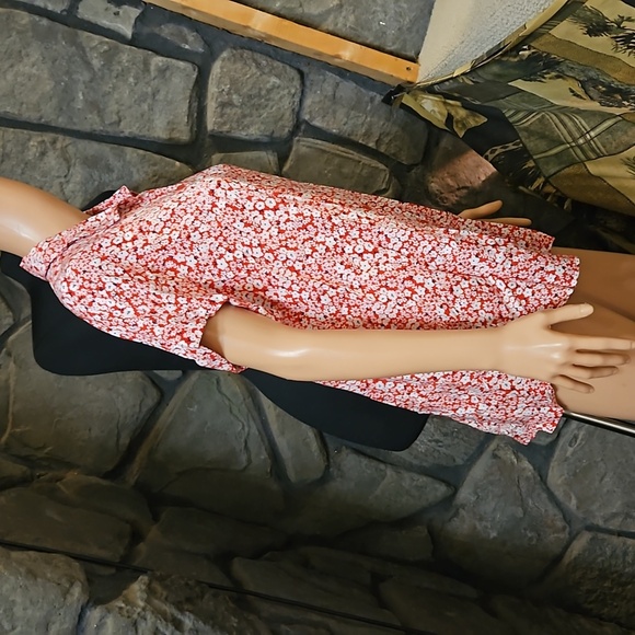 BEACH LUNCH LOUNGE Colletion Red Floral Short Sleeve Casual Button Up Blouse - Picture 5 of 8